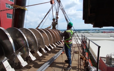 Nâng cẩu và thủ công đưa thiết bị vào vị trí theo yêu cầu tại nhà máy Sailun-Tay Ninh.